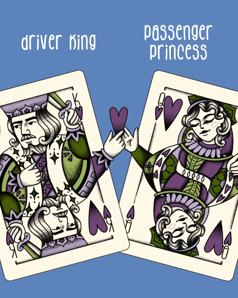 Il Re e la Regina illustrati che si tengono per mano su fondo azzurro, con le scritte "driver king" e "passenger princess"