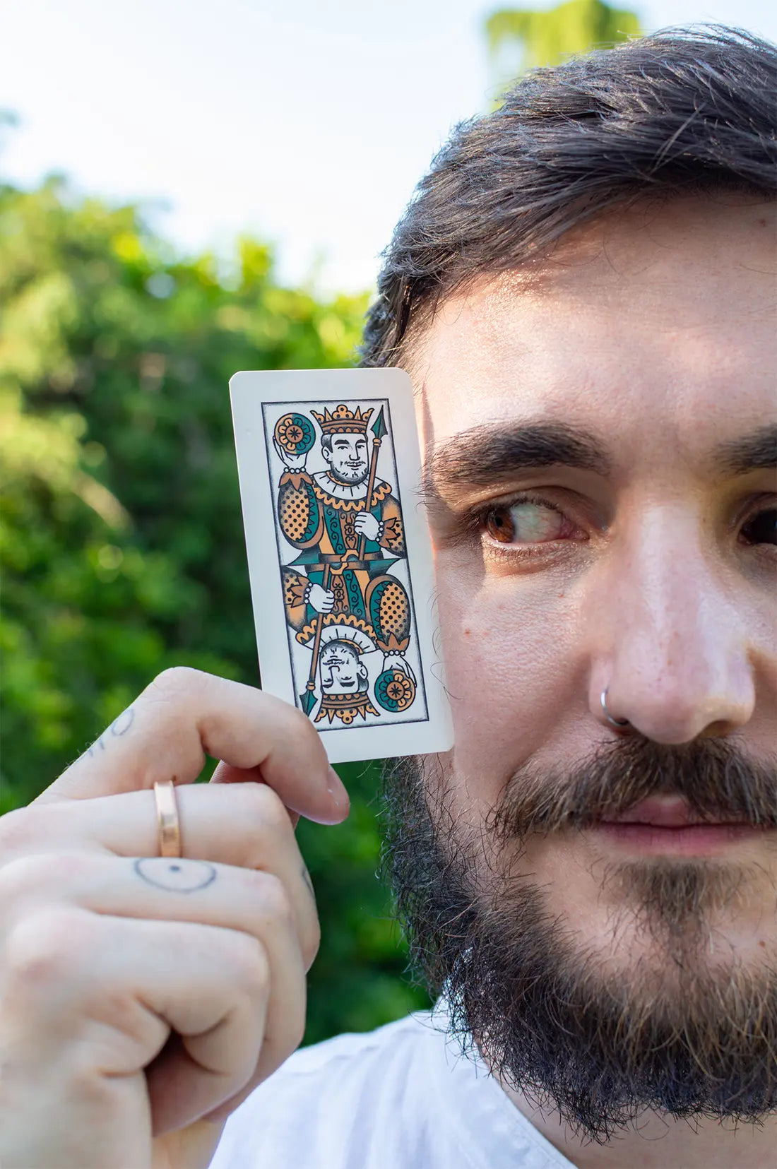 un uomo si copre l'occhio con la sua carta personalizzata