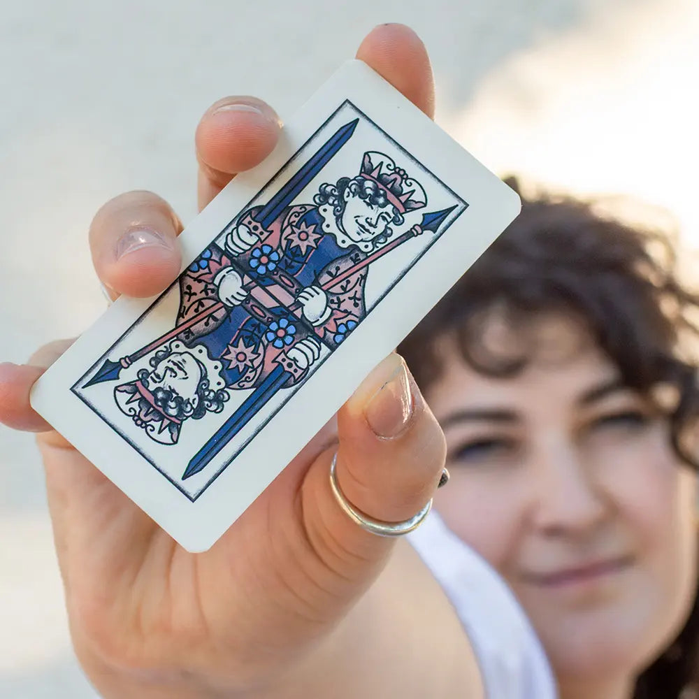 una ragazza mostra la sua carta personalizzata