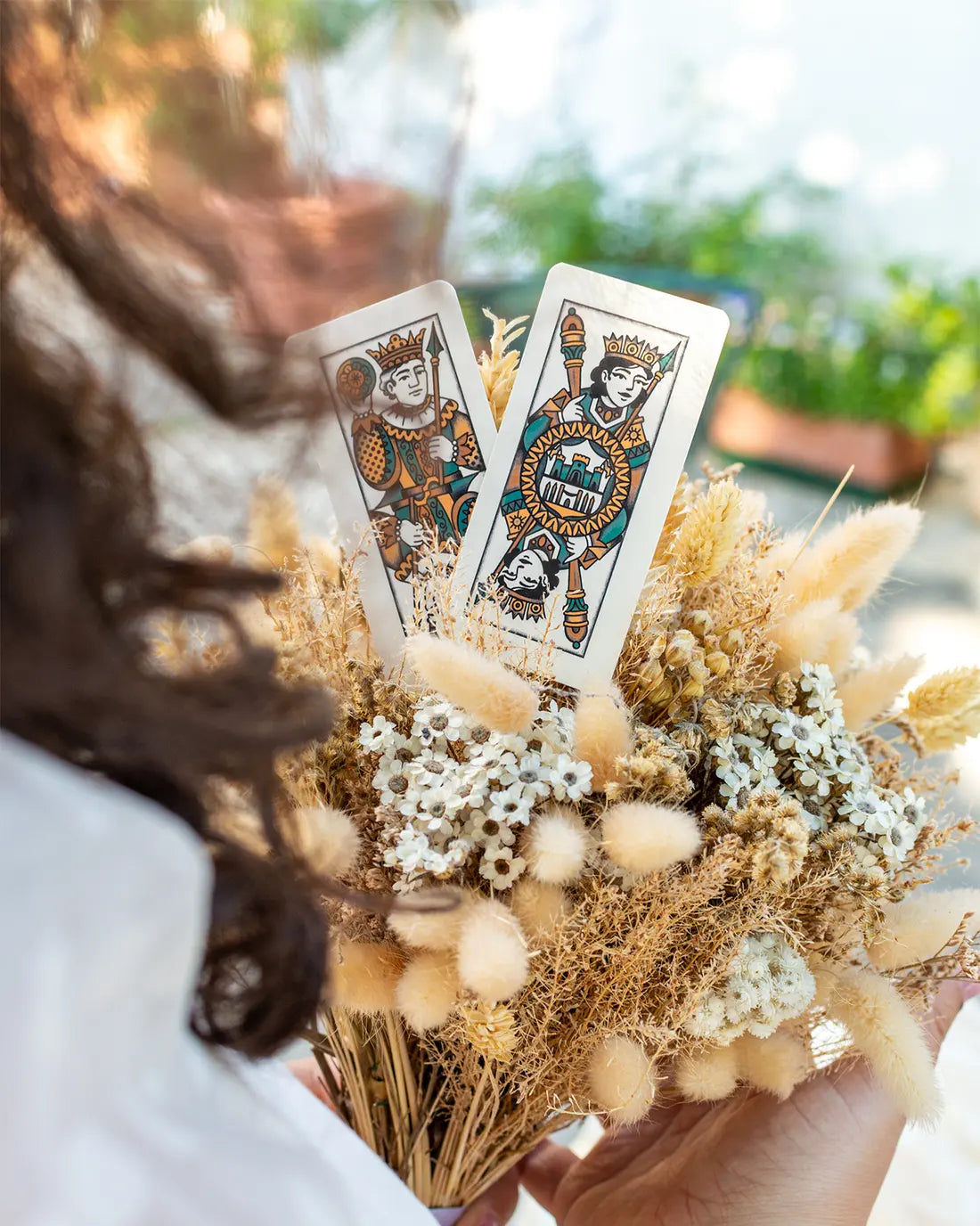 carte fra i fiori di un bouquet