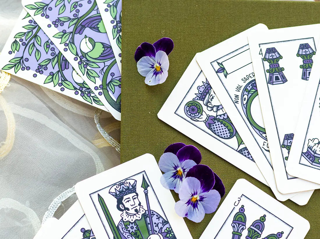 carte sparse su un tessuto oliva, con le viole